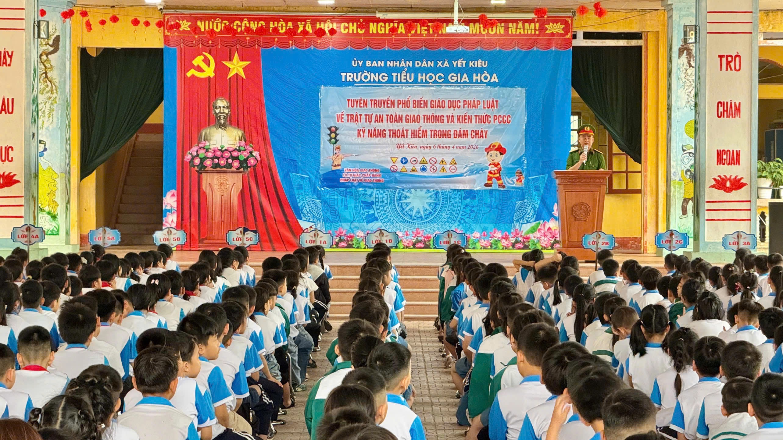 Công an xã Yết Kiêu tổ chức tuyên truyền pháp luật về trật tự an toàn giao thông và kỹ năng phòng cháy, chữa cháy tại Trường Tiểu học Gia Hòa